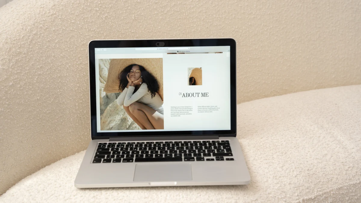 Ordinateur portable affichant un site internet professionnel