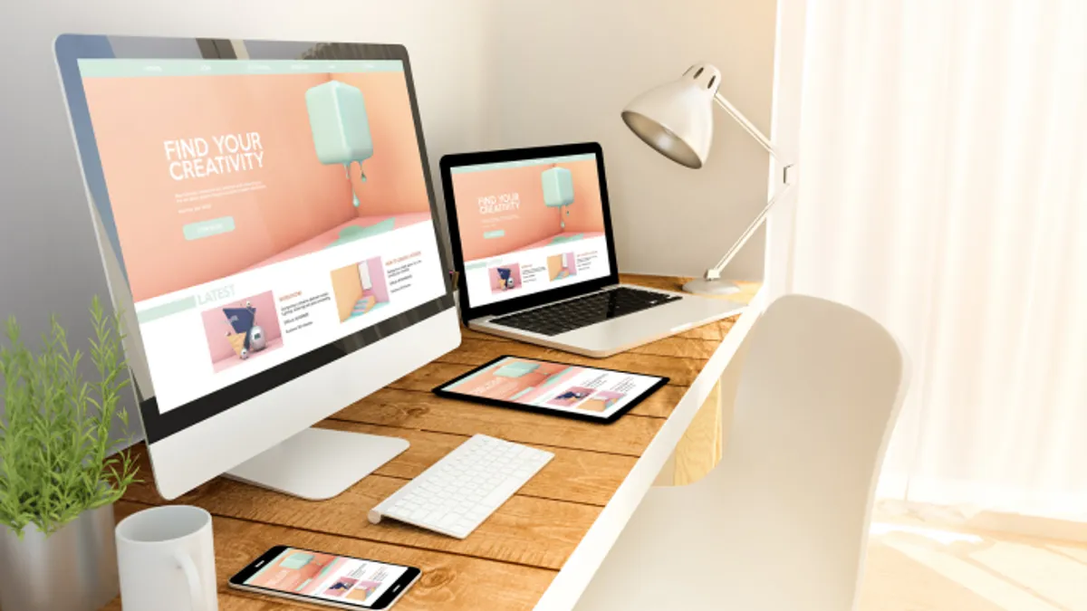 Site internet affiché sur un écran et un ordinateur portable dans un bureau