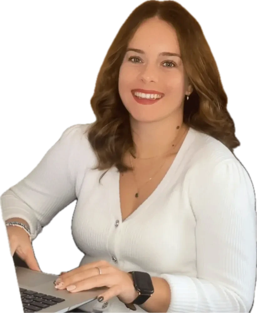 Adeline Pousset souriante à son bureau