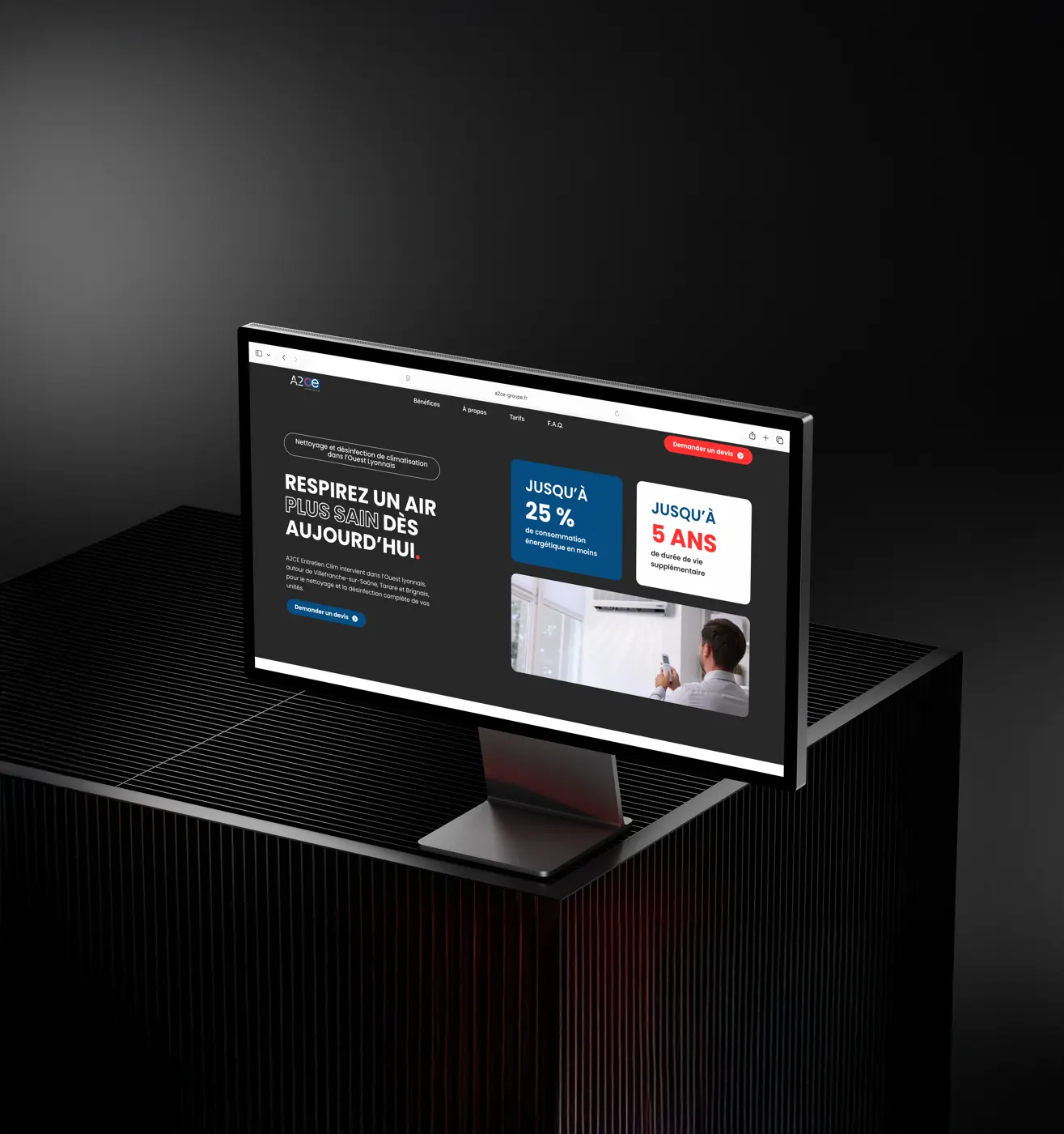 Site internet A2CE affiché sur un écran dans un intérieur sombre