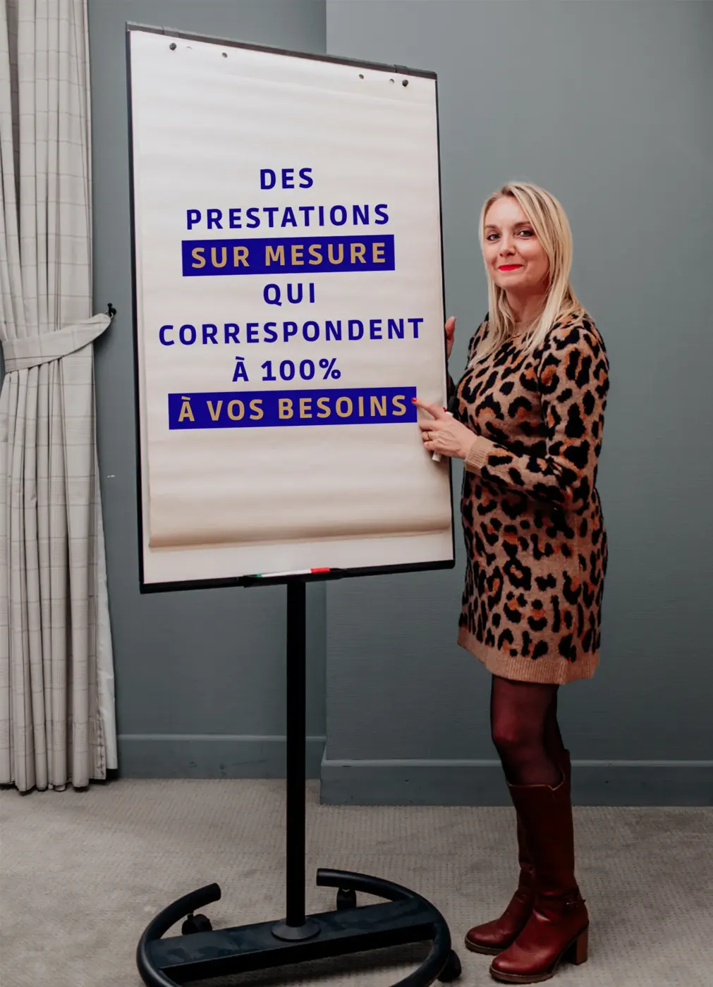 Femme présentant un kakemono Créa2line sur des prestations sur mesure