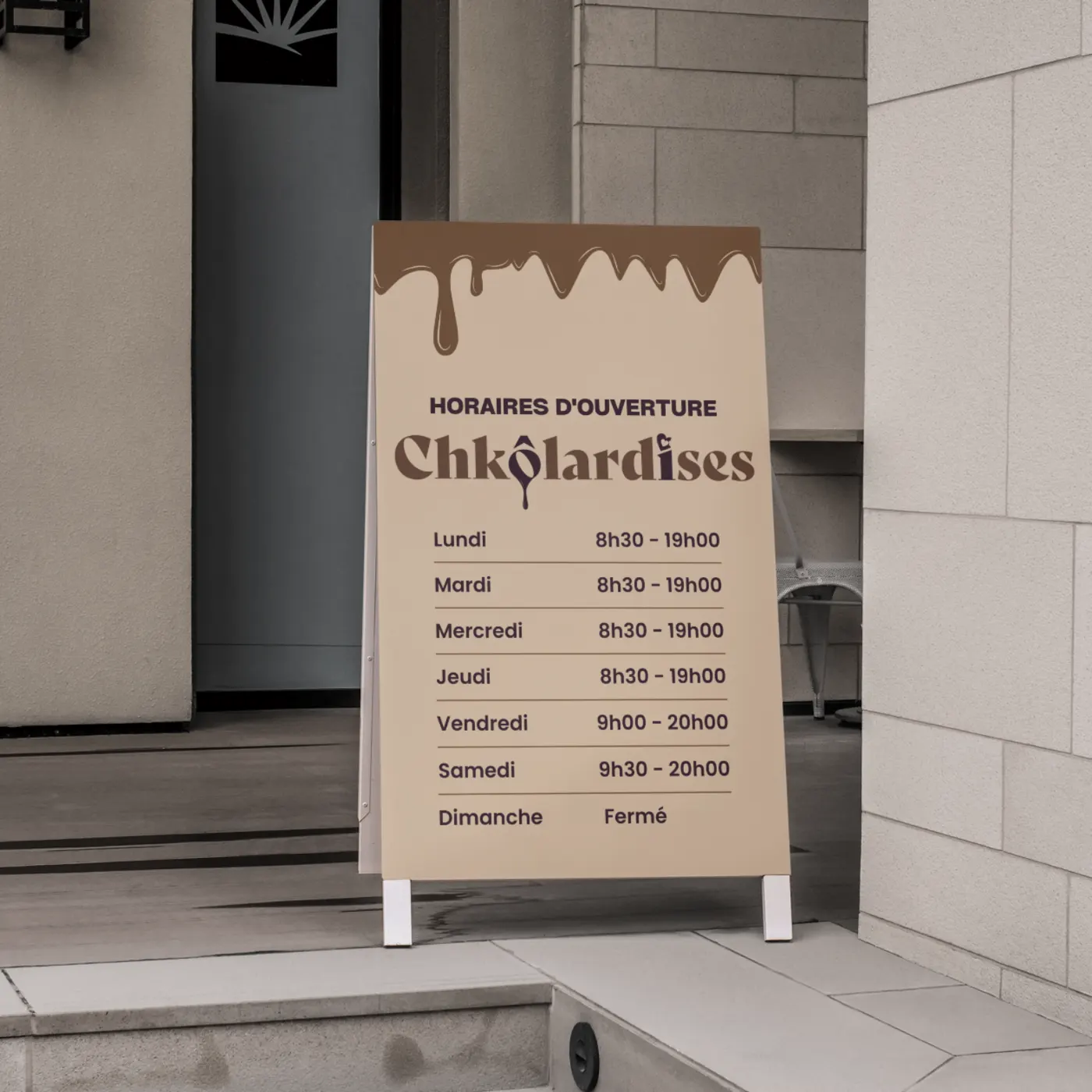 Chevalet d'horaires Chkôlardises installé devant la boutique