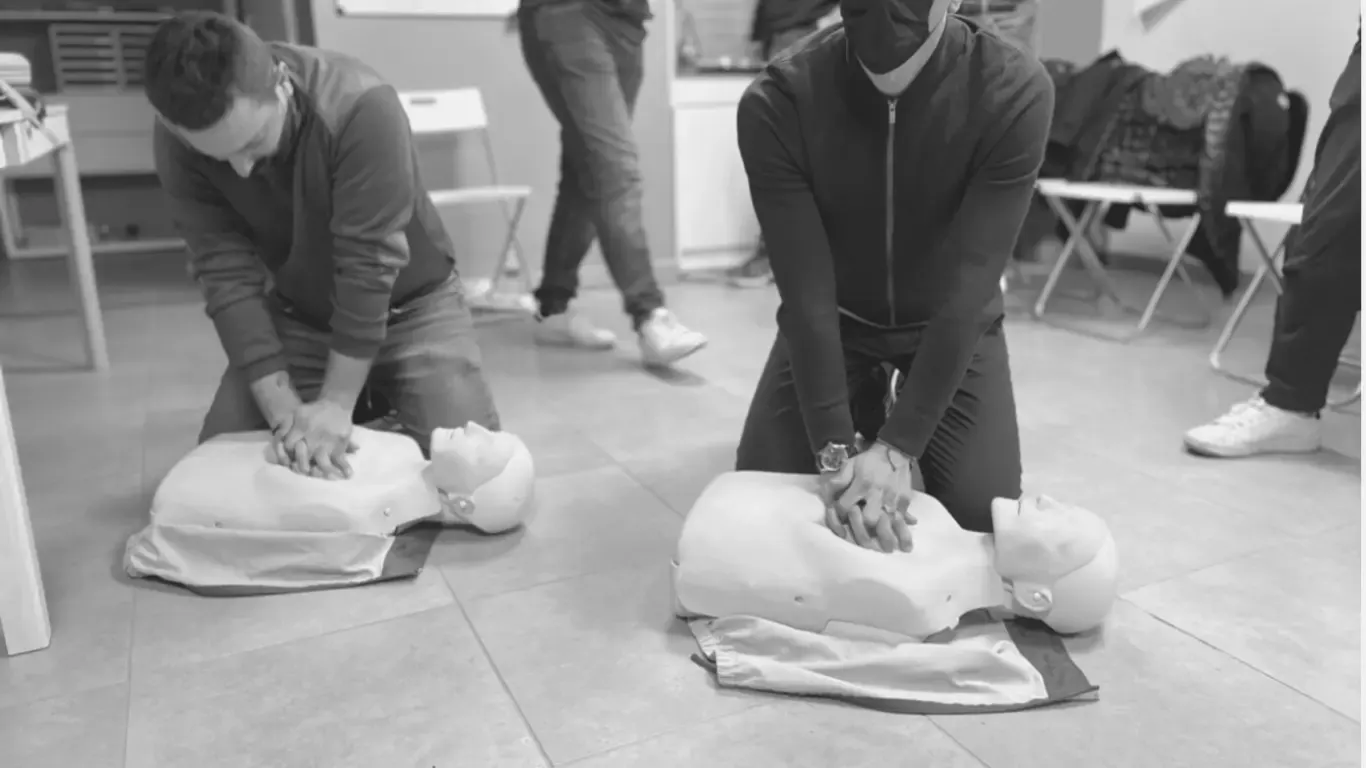 Stagiaires s'entraînant au massage cardiaque lors d'une formation FSI AuRA