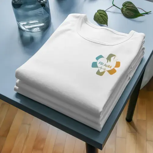 T-shirt blanc personnalisé avec un logo brodé par Créa2line