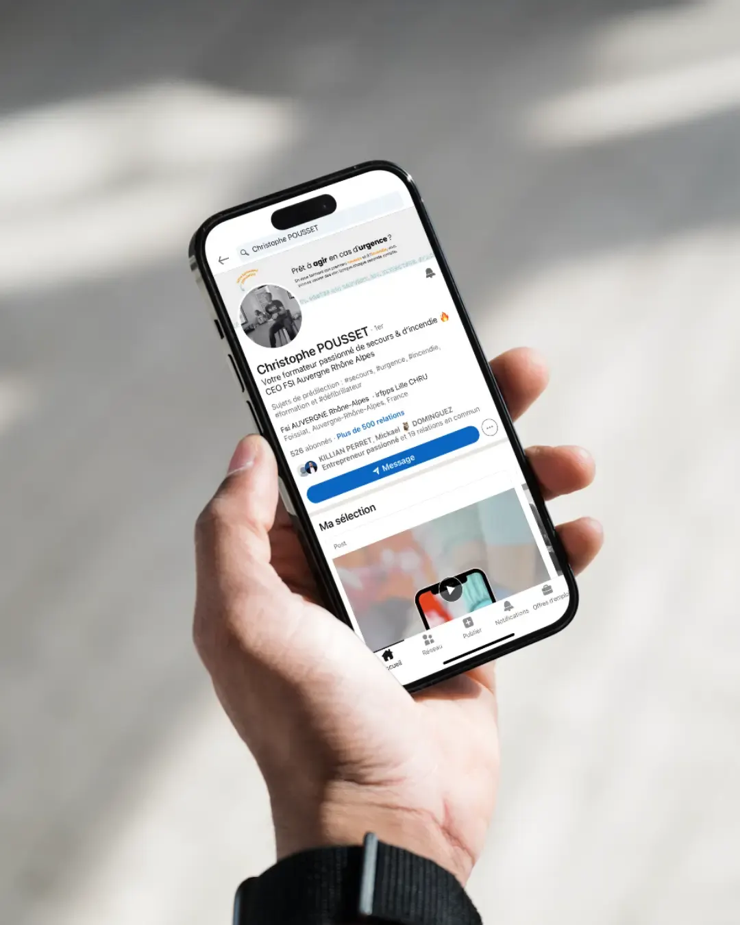 Profil LinkedIn de FSI AuRA optimisé par Créa2line affiché sur smartphone
