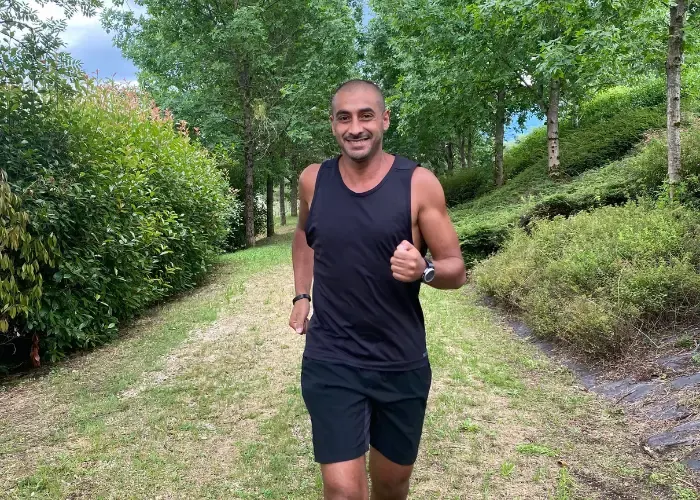 Coureur en plein effort sur un chemin de campagne