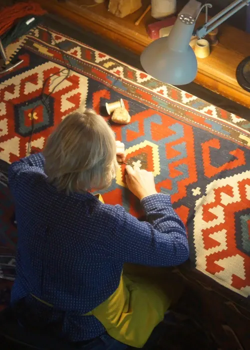 Johanna Girard travaillant une pièce textile dans son atelier