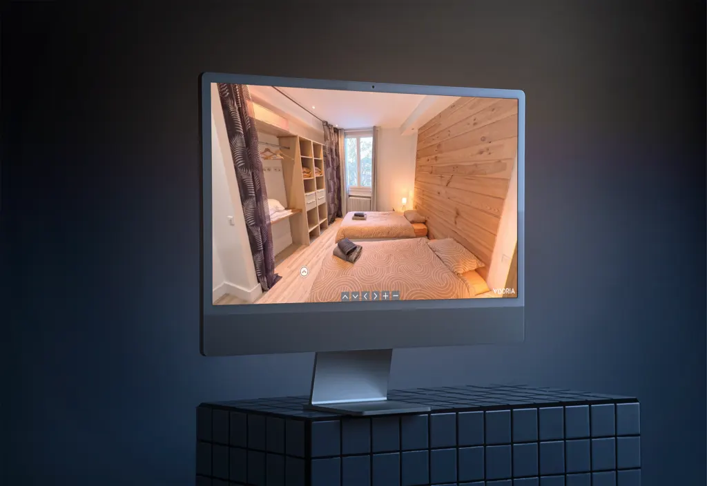 Écran affichant la visite virtuelle 360° d'un intérieur en bois
