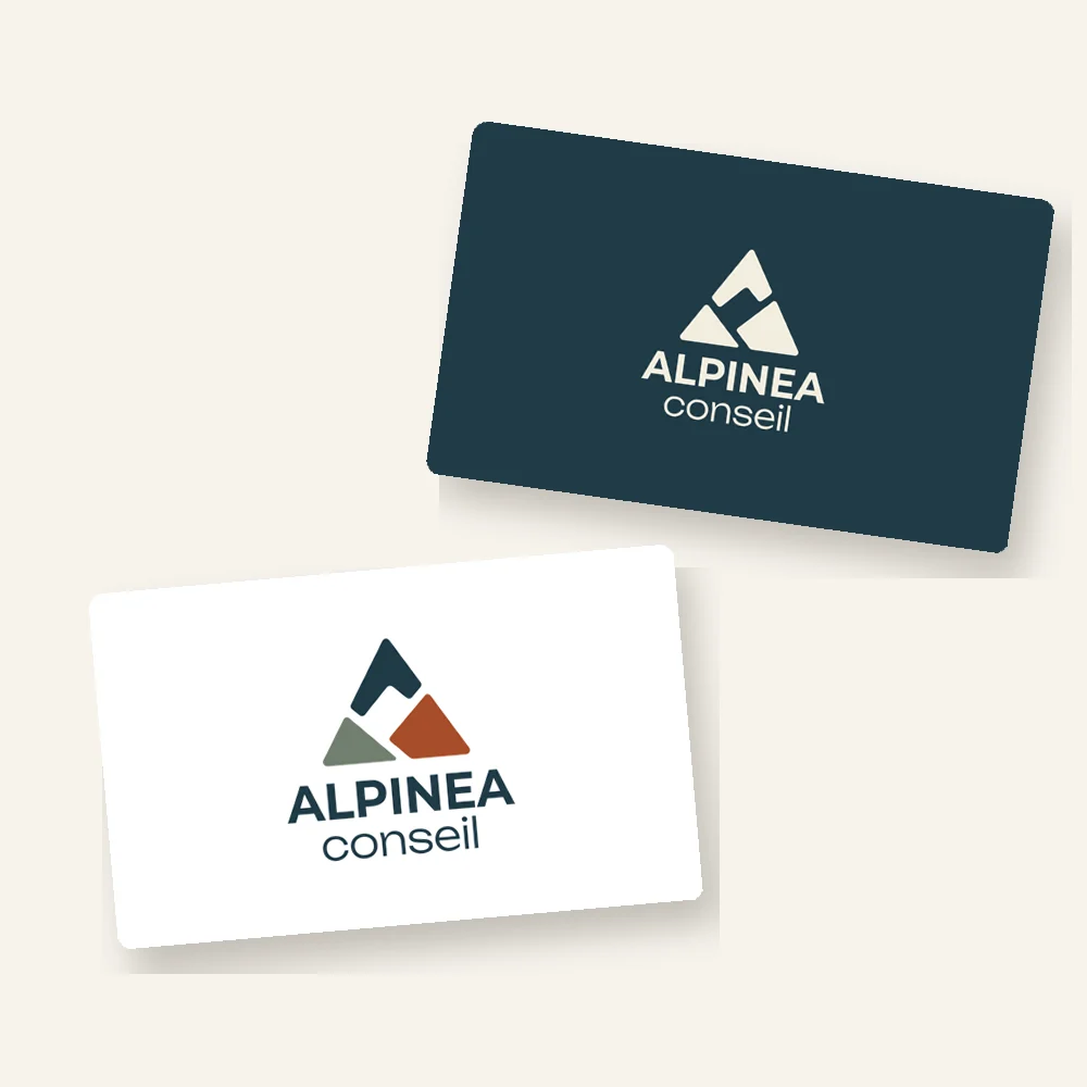 Logo d'Alpinea Conseil sur des cartes de visite